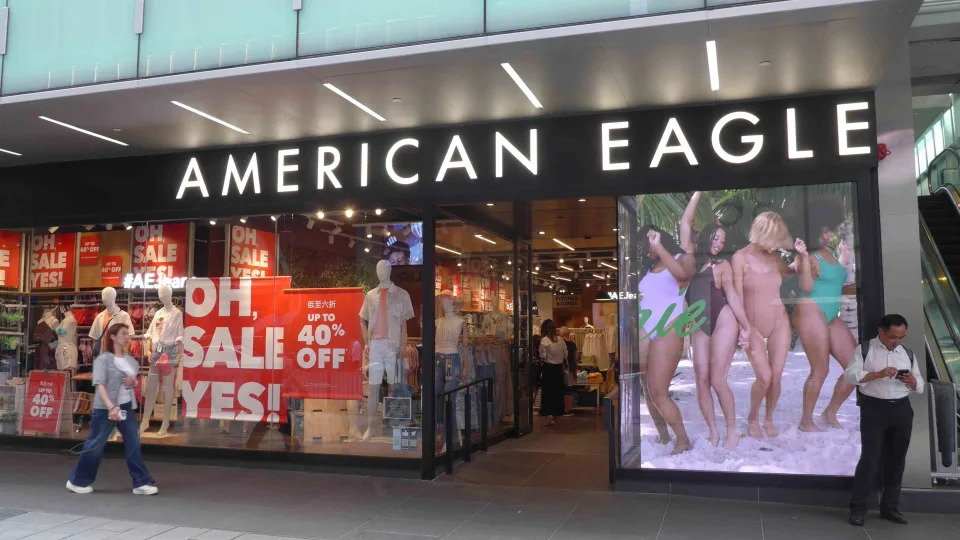 American Eagle Stock Slumps as Earnings, Outlook Fall Short