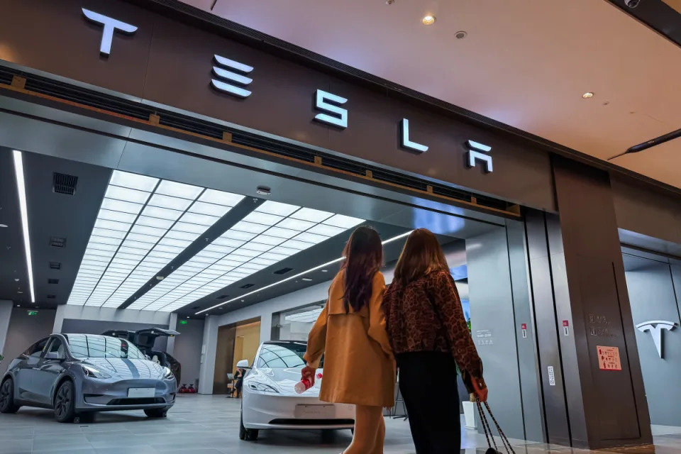 Analyst revamps Tesla stock price target after EV-outlook review