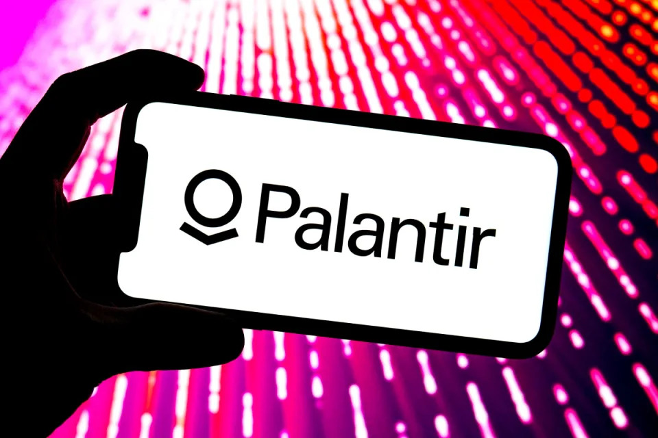 Analysts sound alarms on Palantir stock into 2025