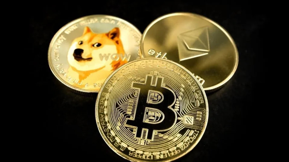 If You Gifted Your Family $100 In Bitcoin, Dogecoin And Ethereum Last Christmas, Here's How Much They Would've Had This Christmas