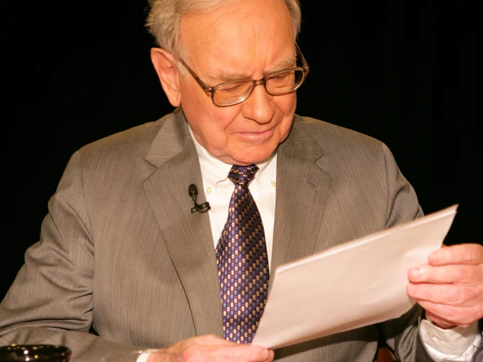 Warren Buffett dumped stocks, built a $300 billion cash pile, and updated his death plan in 2024. Here are his 6 highlights.